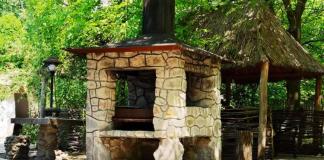 Мангал из природного камня — украшение дачного участка